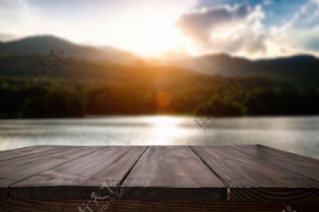 木板与湖泊风景摄影图片