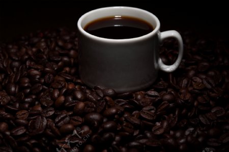 在咖啡豆上的咖啡图片
