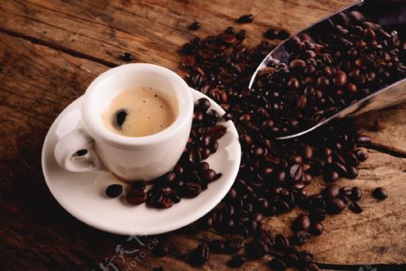 一堆咖啡豆与咖啡图片