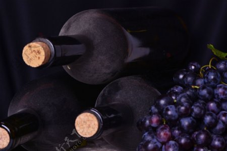 紫色葡萄与酒瓶图片