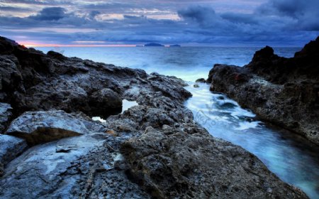 美丽的海边岩石风景图片