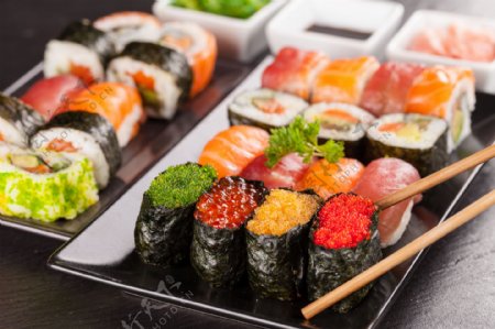 盘子里的日本寿司图片