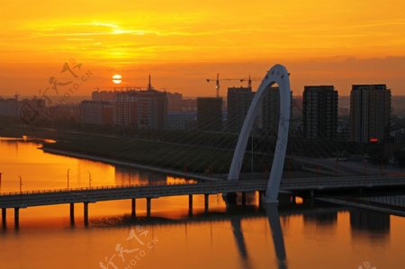 夕阳下大桥风景图片