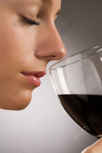 喝红酒的美女图片