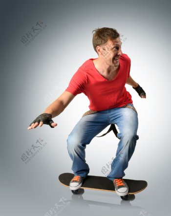 玩滑板的男子图片