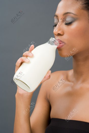喝牛奶的美女图片