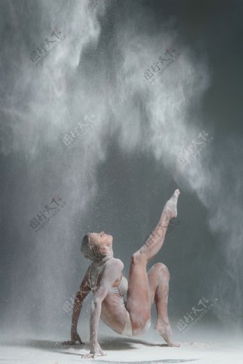 面粉里跳舞的女性图片