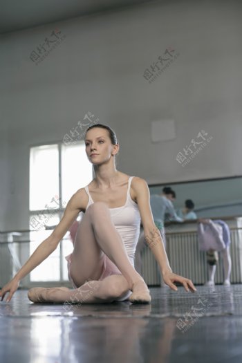 正在训练的芭蕾舞蹈演员图片