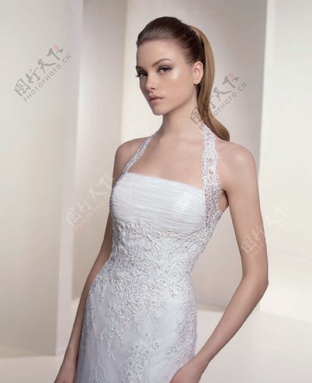 唯美白色婚纱礼服图片