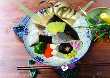 日本料理鱼头火锅拼盘图片