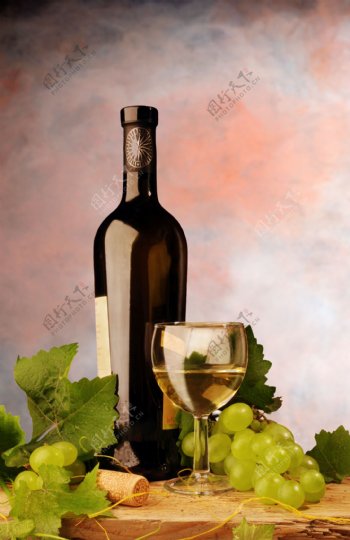 木板上的葡萄与葡萄酒