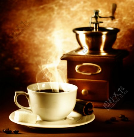 咖啡研磨机与热腾腾的咖啡