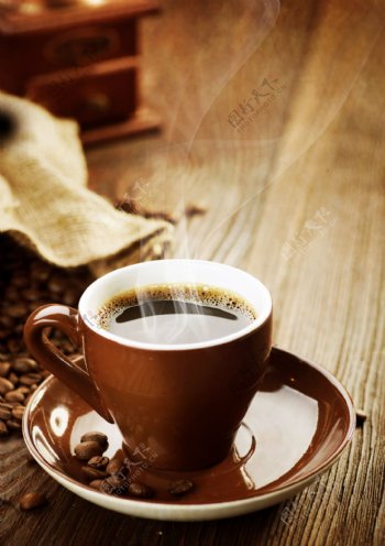 装满咖啡的棕色咖啡杯