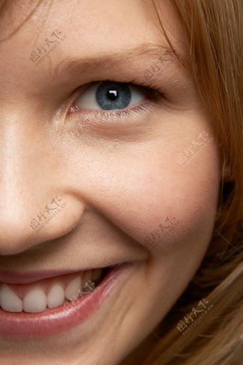 微笑的外国女人半边脸特写图片