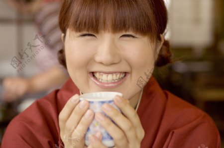 开心喝茶的美女图片