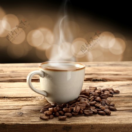 冒热气的咖啡和咖啡豆