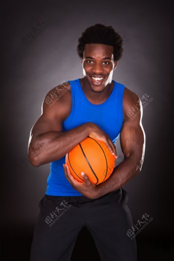 打篮球的男人图片