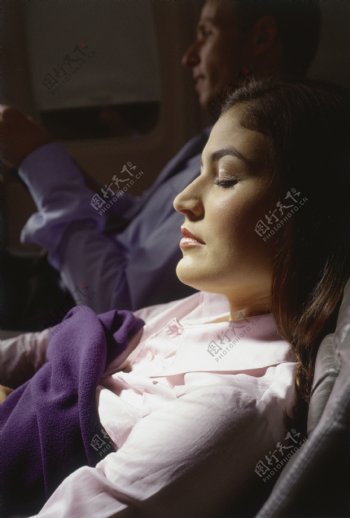 睡觉的职业女性图片