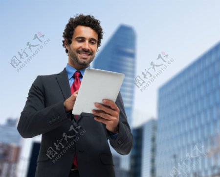 开心的看平板电脑的男人图片