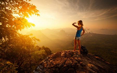 山顶看日出的女人图片