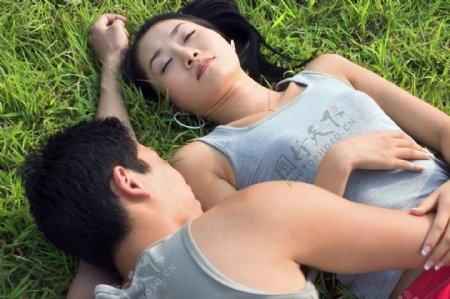 躺在草地上休息的情侣图片