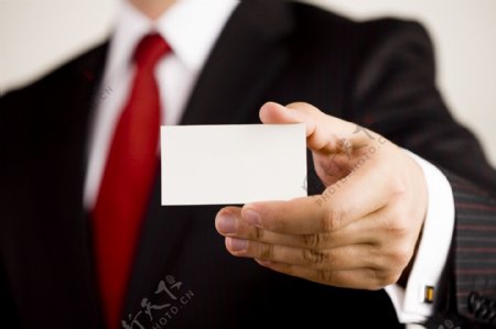 商务人士手拿白色卡片图片