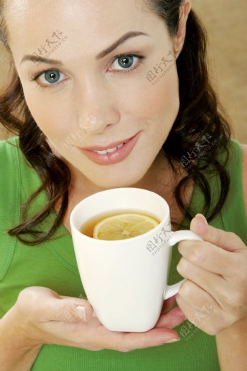 喝柠檬茶的美女图片