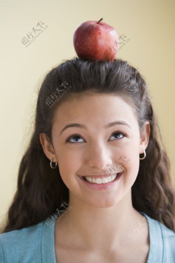 头顶苹果的美女图片
