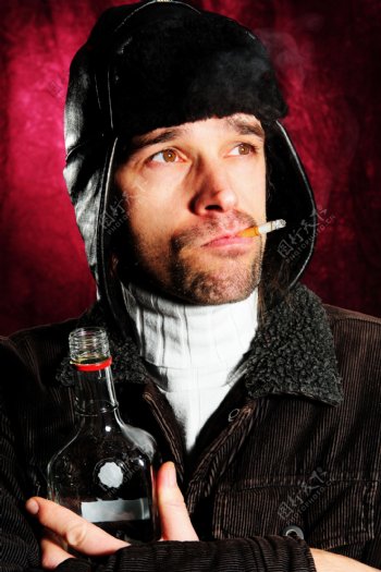 吸烟喝酒的男人图片