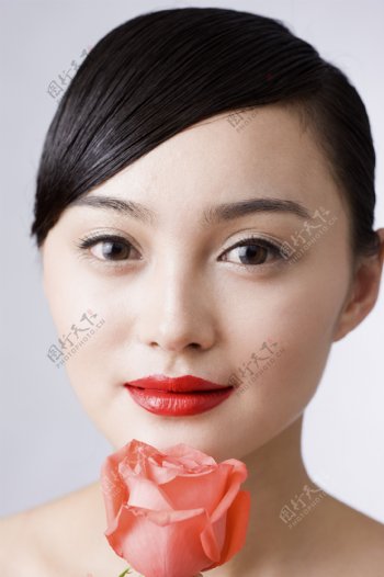 拿粉色玫瑰的中国女人图片