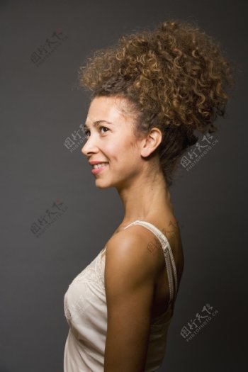 盘着头发的快乐女人图片