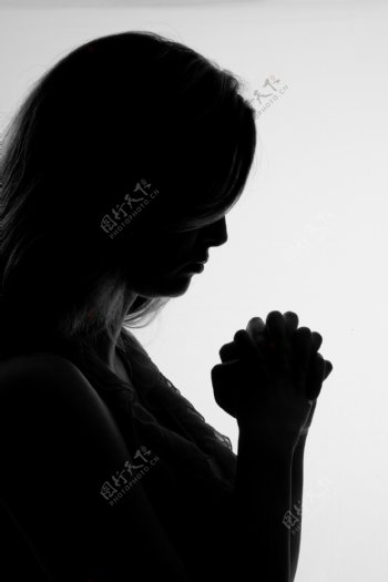虔诚祈祷的女人图片