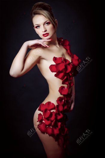 玫瑰花瓣与性感美女图片