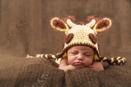 戴毛线帽睡觉的婴儿图片