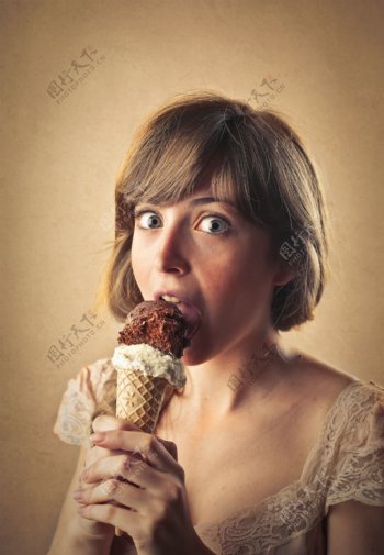 美女搞怪吃冰淇淋图片
