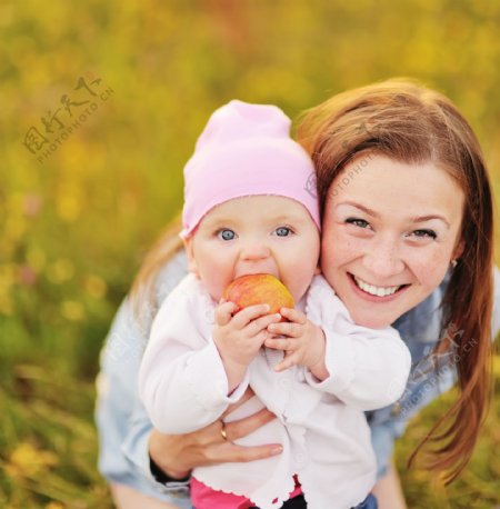 吃苹果的宝宝与妈妈图片