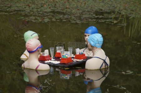 在水上用餐的女人