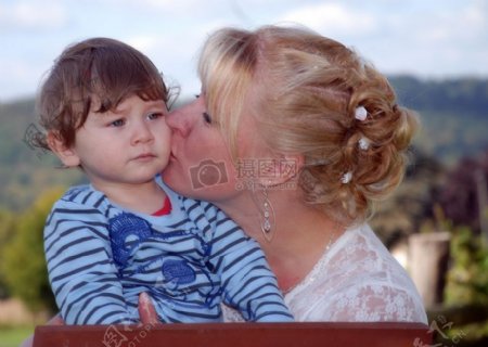 正在亲吻孩子的女人
