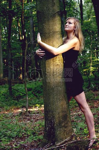 抱着大树的女子