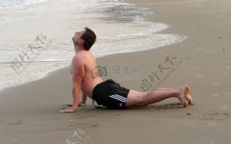 在沙滩上运动的男人