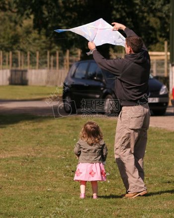 父亲带着女儿放风筝