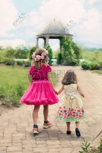 两个小女孩牵着手