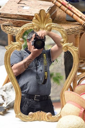 镜子中正在拍摄的摄影师