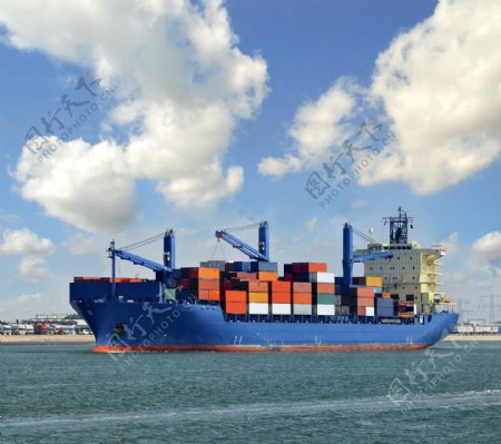 海面航行的集装箱货轮图片