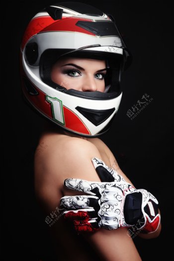 戴摩托车头盔和手套的女人图片