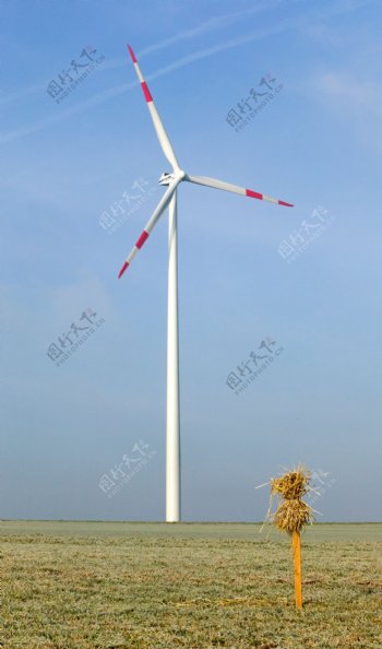 风力发电机和稻草人图片