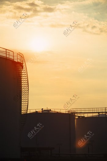 夕阳下的工厂图片