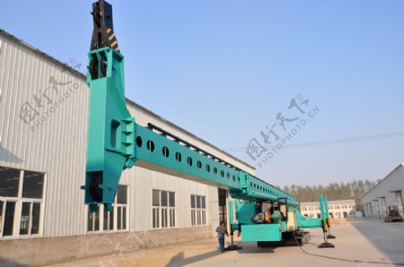 工业生产装吊机器图片