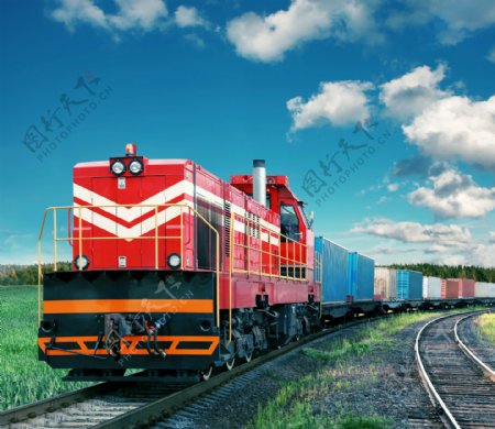蓝天下的铁轨与火车图片