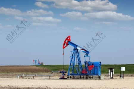 正在开采的石油井架图片